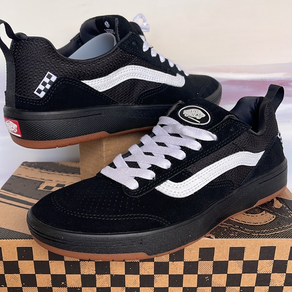 Vans WMNS Zahba
Black/White
VN0007QQBA2
Sneakers - Picture 8 of 16